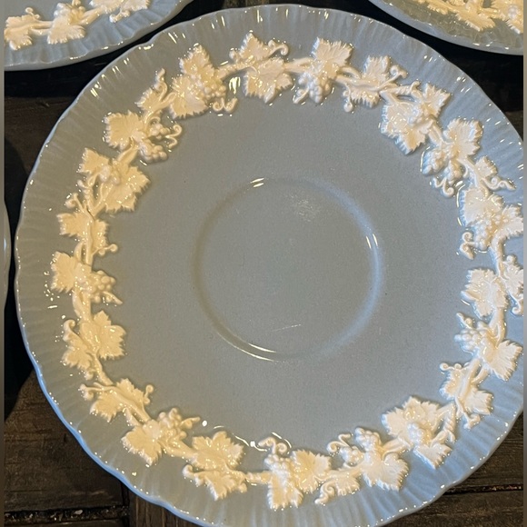 Wedgwood Cream on Lavender Dessert Plate or Saucer Set of 4 - Picture 2 of 8